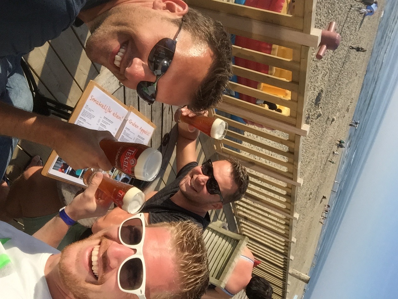 De oprichters van Bootverhuur Elburg die samen genieten van drankjes