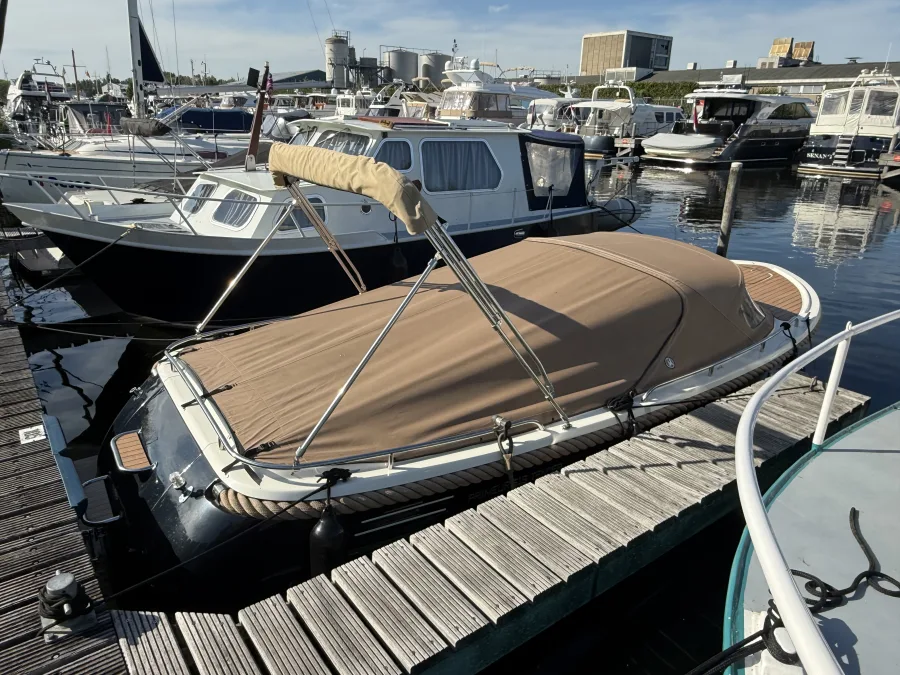 De ligplaats van de boot in de gemeentehaven van Elburg