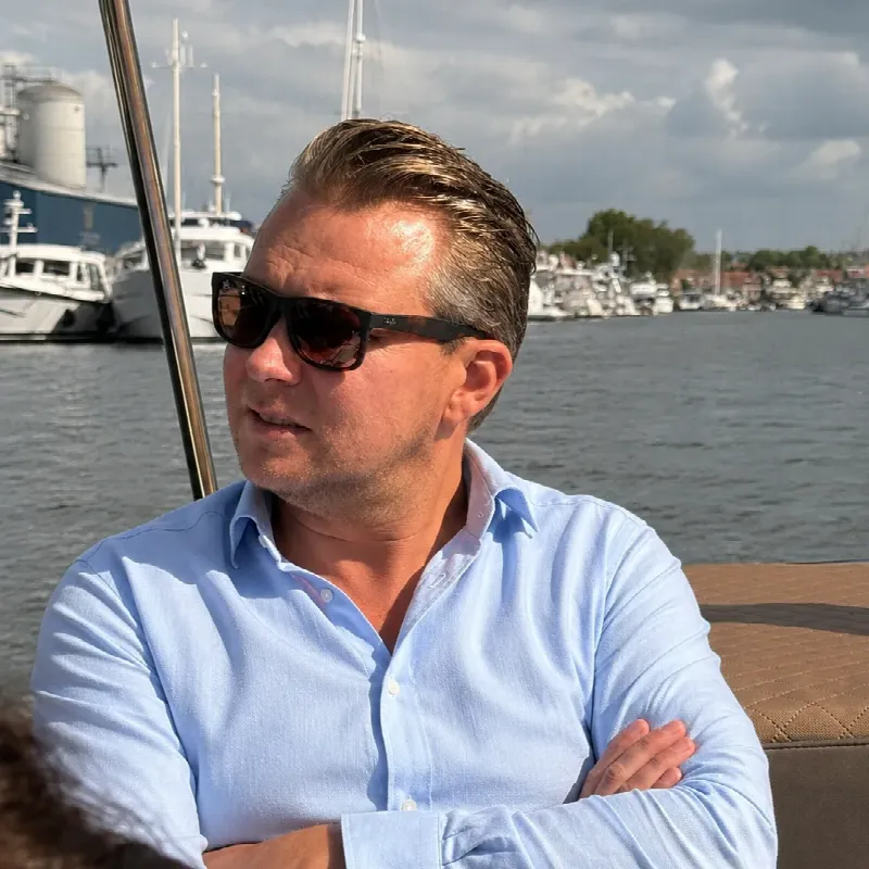 IT koppel bij het water